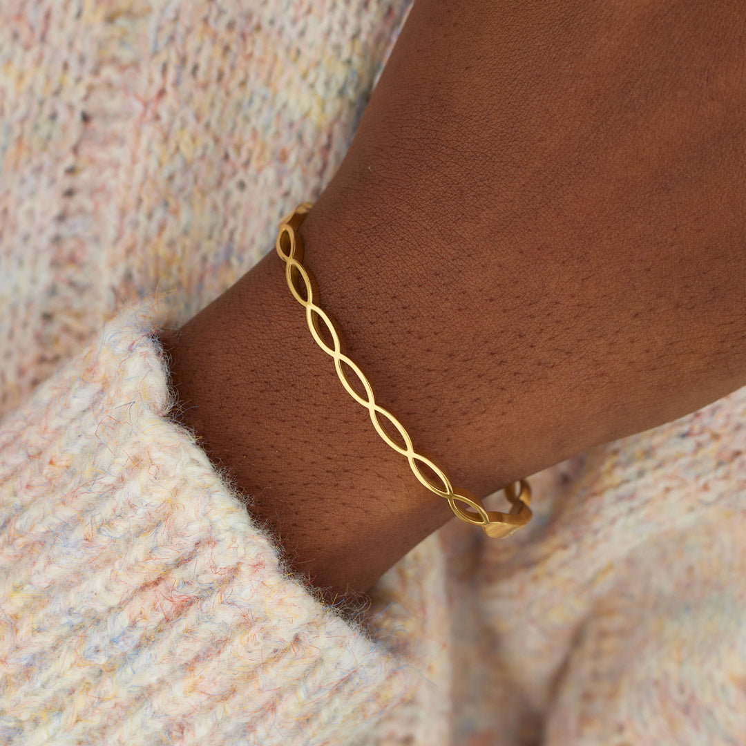 Small Circle Of Female Friends Matching Weave Bracelet